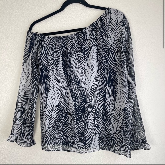 Club Monaco One-Shoulder Blouse Flare Cuffs
Palm printed size XS - Picture 3 of 16
